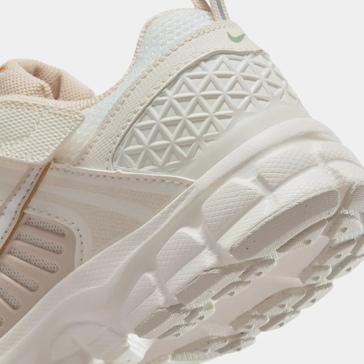 Nike Vomero 5 Preschool Running Shoes (Pale Ivory/Pale Ivory) (HF6999-106, Beige)